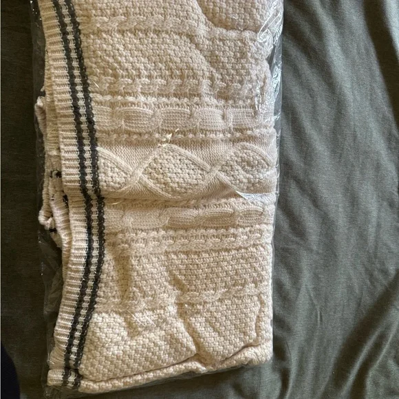 Taylor Swift Beige Knit Cardigan - Picture 2 of 3